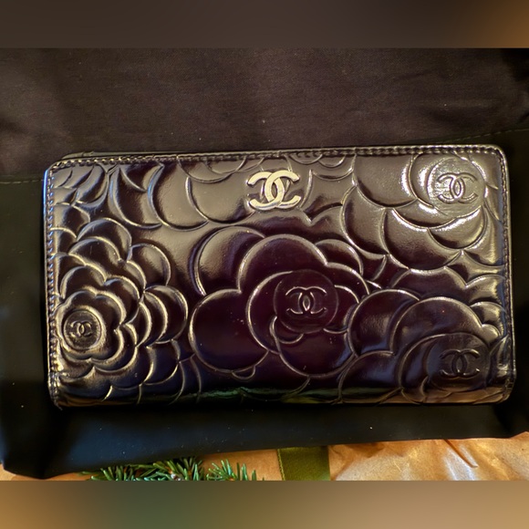 Authentic Chanel Lambskin Camellia Long Wallet - excellent condition - Picture 1 of 7